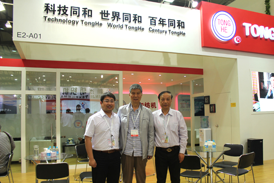 2013年上海纺机展河南纺织协会会长李书勤莅临同和展位